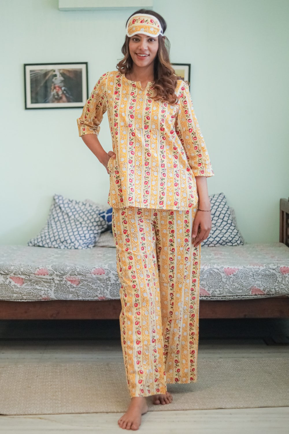 Porno onam josuslik onlayn Qizga ichimlik berildi, yechindi va sikildi.